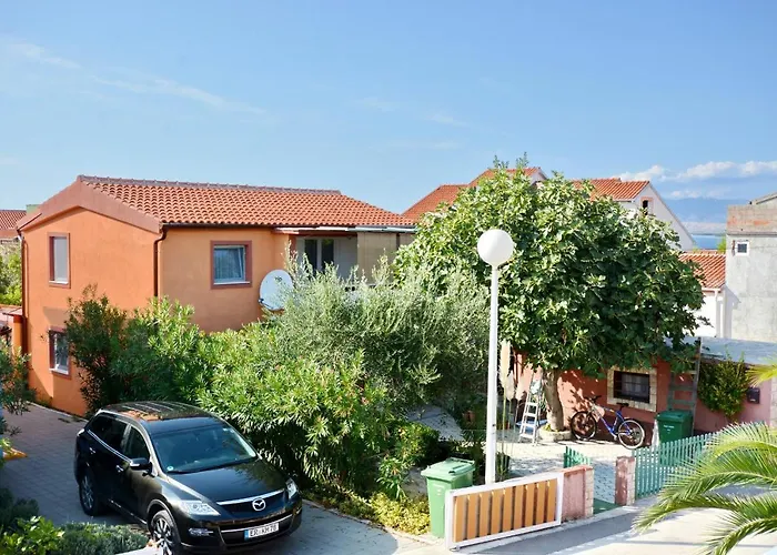 Lägenhet With Parking Space - 6323 *