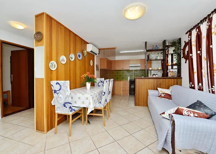 아파트 With Parking Space - 6323 비르